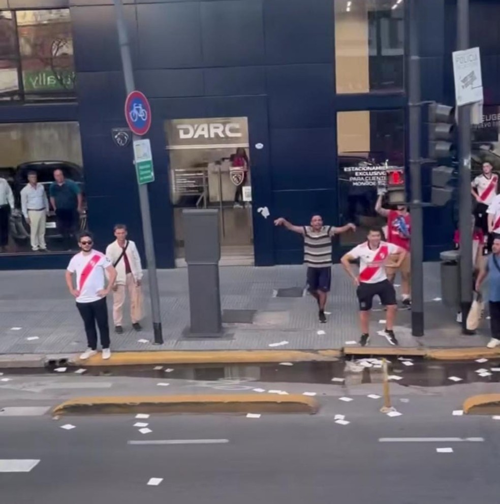 River x Atlético-MG: torcedores argentinos fazem gestos racistas em direção a atleticanos | atlético-mg | ge