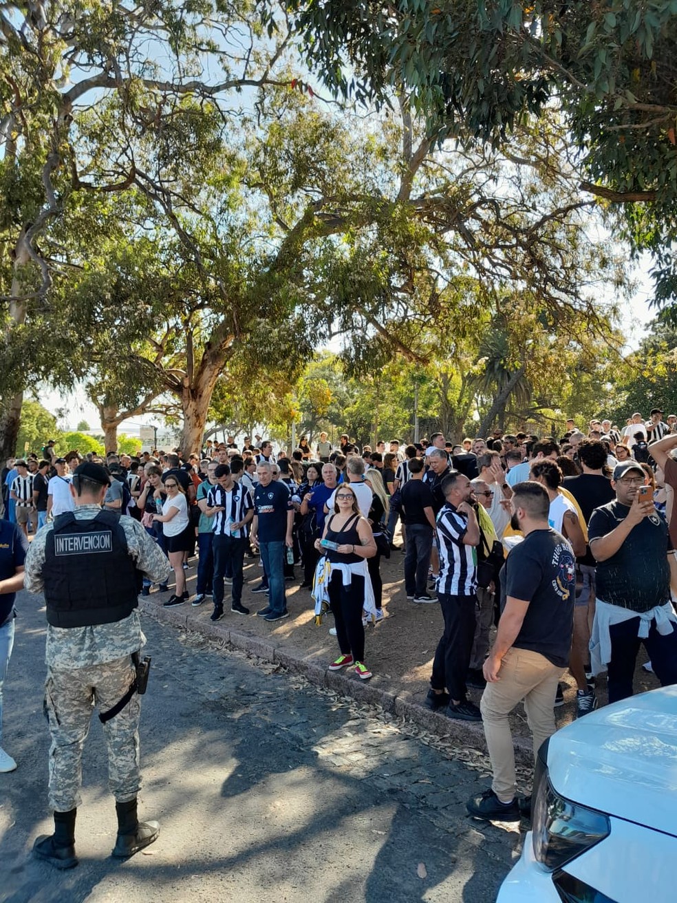 Torcedores do Botafogo relatam tensão dentro de ônibus apedrejado no Uruguai | botafogo | ge