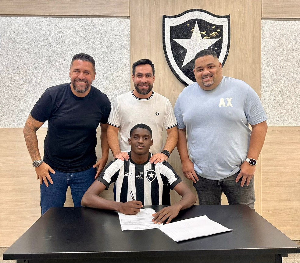 Lateral de 17 anos assina primeiro contrato com o Botafogo com multa de R$ 120 milhões | botafogo | ge