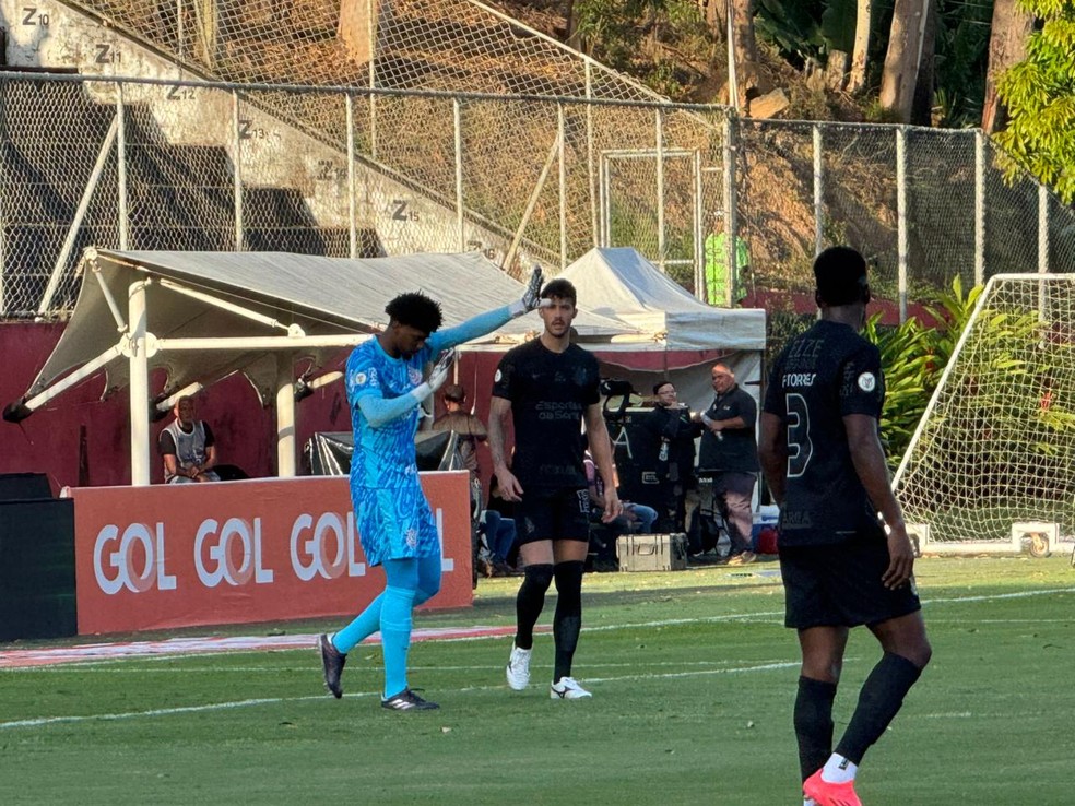 Apoio do elenco, de goleiro rival e mea-culpa: como Hugo reagiu a falha bizarra no Corinthians | corinthians | ge