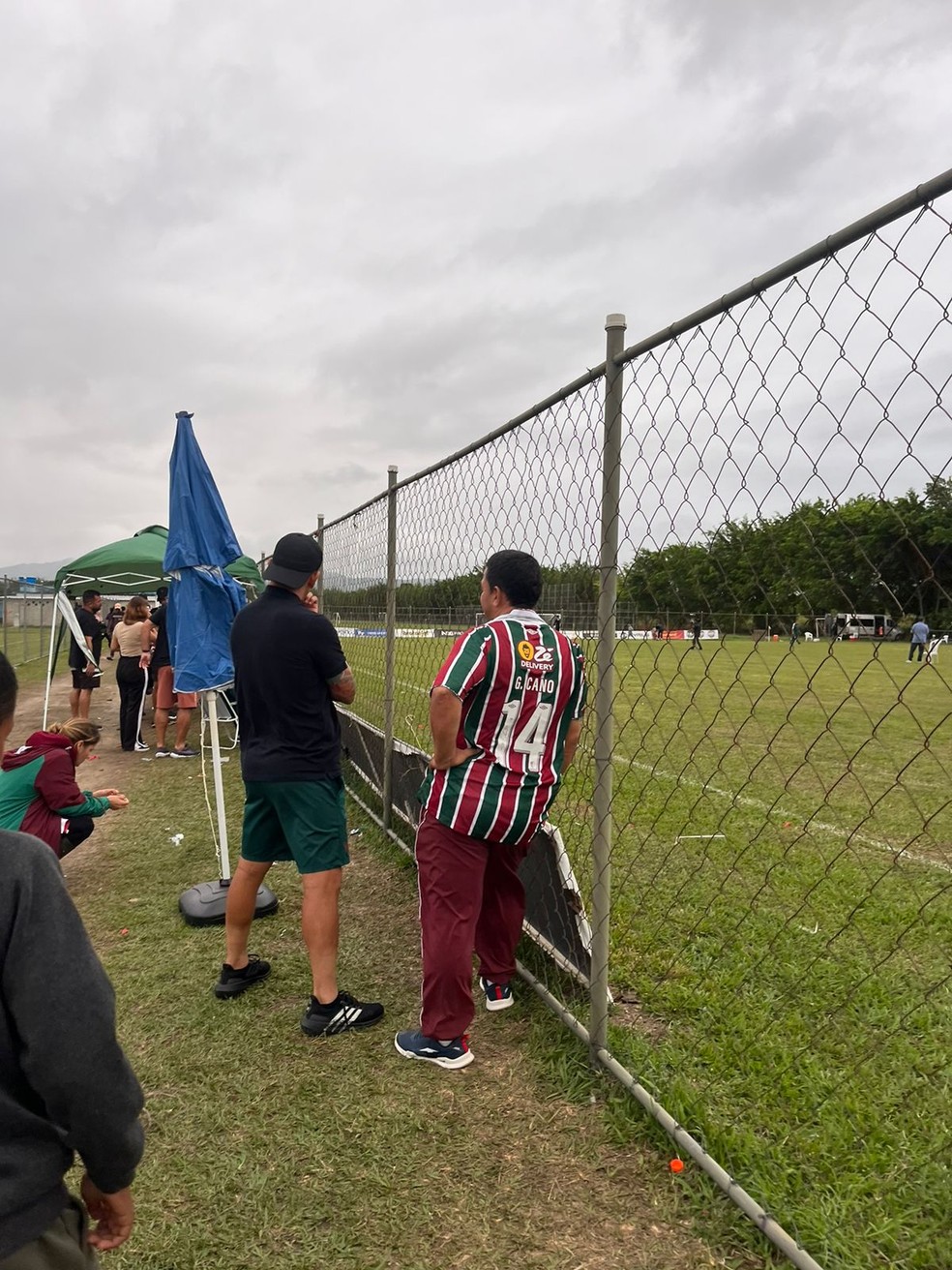 Cano assiste jogo do filho Lorenzo pelo sub-6 do Fluminense contra o Flamengo | fluminense | ge