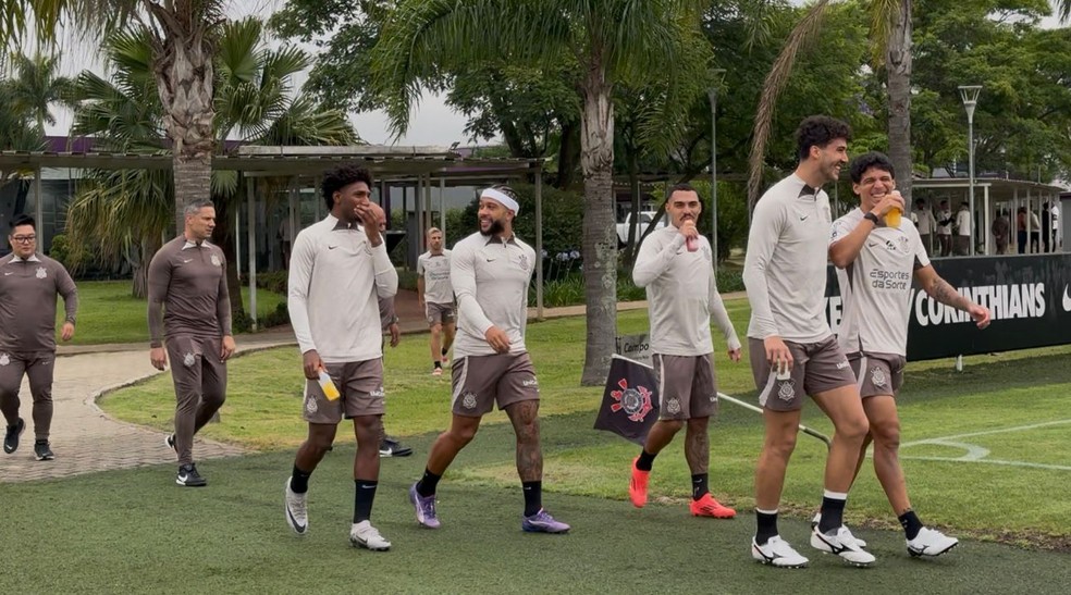 Dribles, intensidade e muita resenha: como é o treino de Memphis Depay no Corinthians  | corinthians | ge