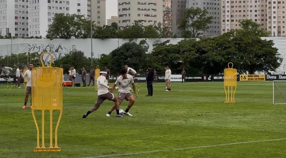 Vídeo: Memphis dá drible desconcertante em zagueiro no treino do Corinthians | corinthians | ge