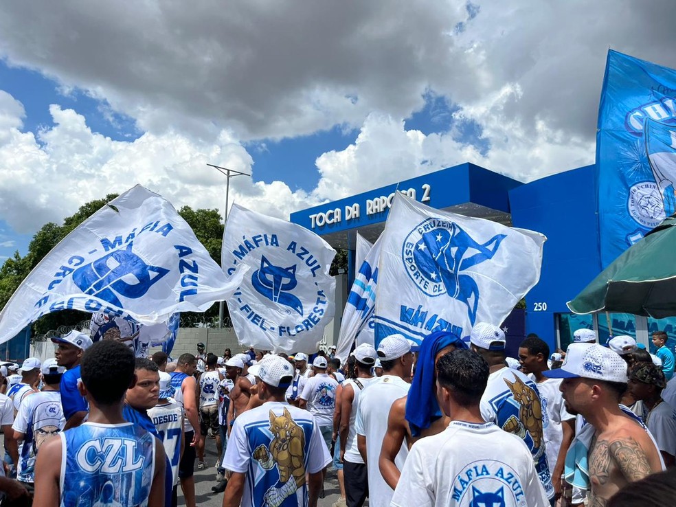 Embarque do Cruzeiro: "aerozêro" começa na Toca com manifestação de apoio da torcida | cruzeiro | ge