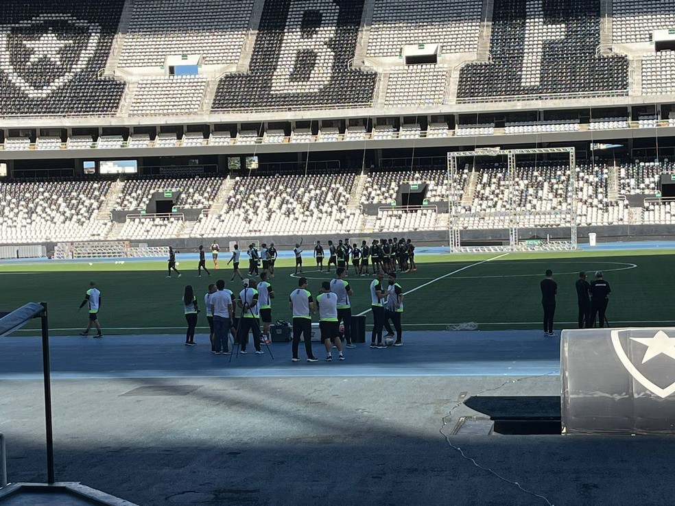 Com festa da torcida, Botafogo faz último treino antes de "final" contra o Palmeiras | botafogo | ge