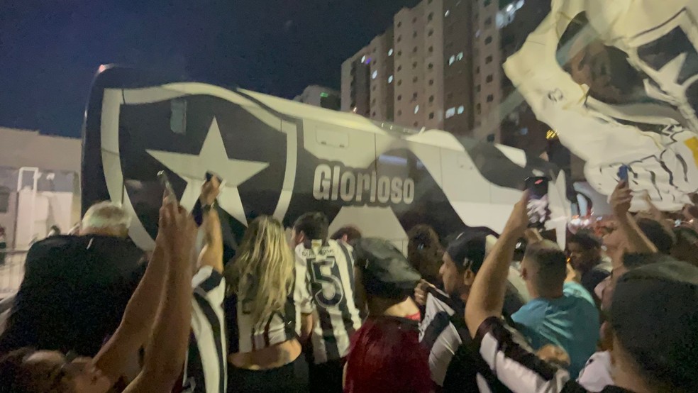 Jogadores do Botafogo descem do ônibus e aplaudem festa da torcida antes de viagem a São Paulo | botafogo | ge