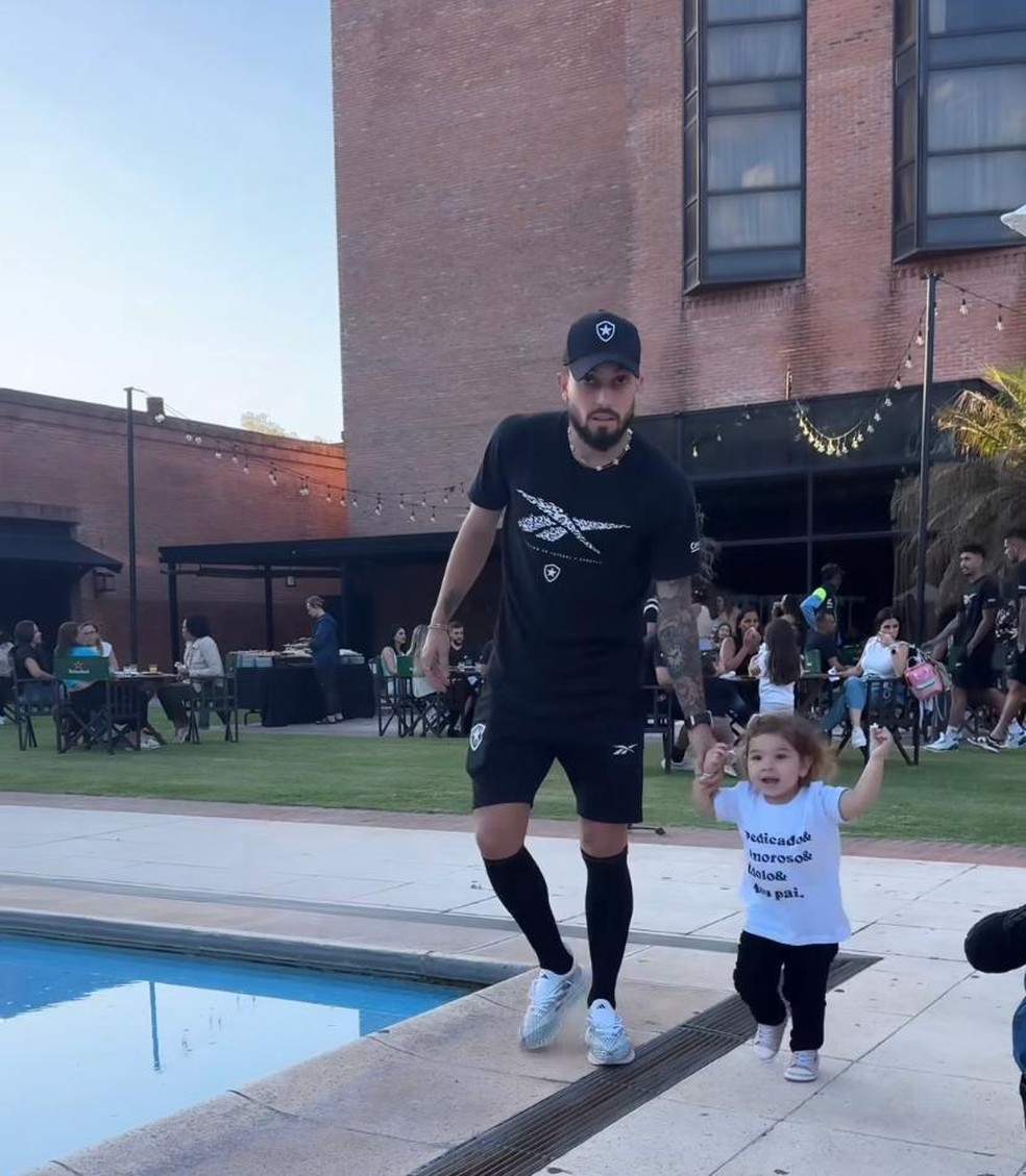 Jogadores do Botafogo recebem visita de familiares antes da final da Libertadores | botafogo | ge