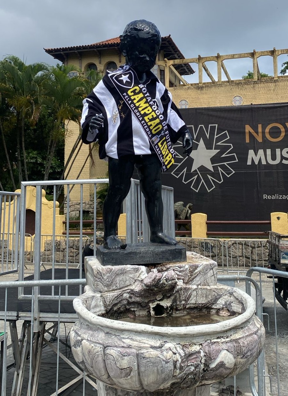 Manequinho amanhece vestido de Botafogo à espera da festa com campeões da América | botafogo | ge