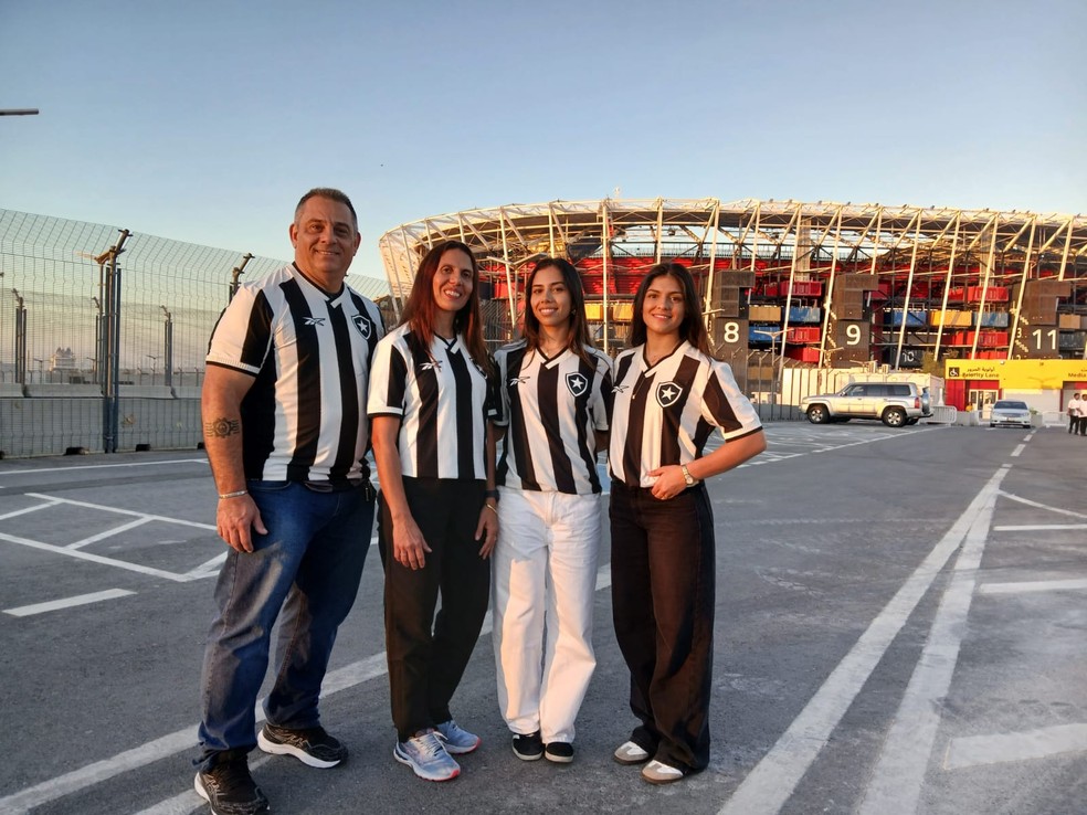 Torcedora do Botafogo que ganhou sorriso de Cristiano Ronaldo reforça torcida no Intercontinental | botafogo | ge