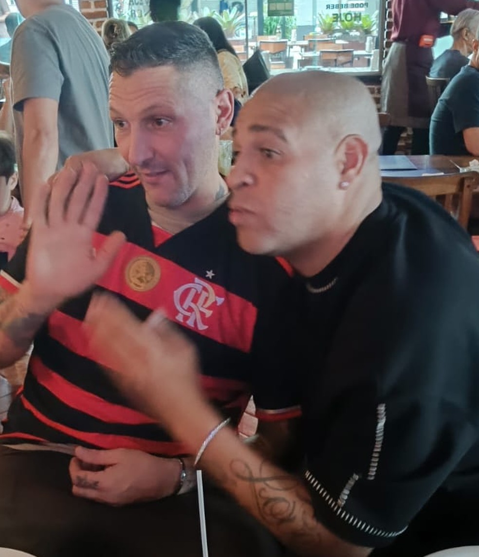 Materazzi se veste de Flamengo, e Adriano dá início a fim de semana de despedida | flamengo | ge