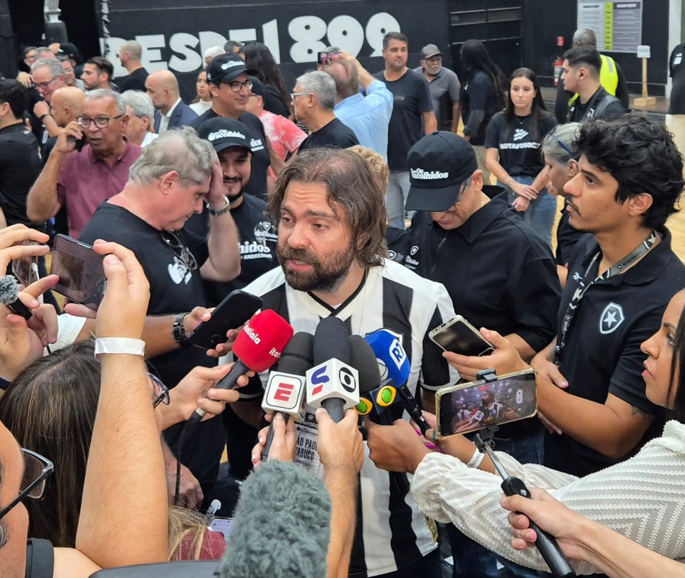 Presidente diz que atrasos não vão abalar o Botafogo: "Pessoas querendo tumultuar" | botafogo | ge