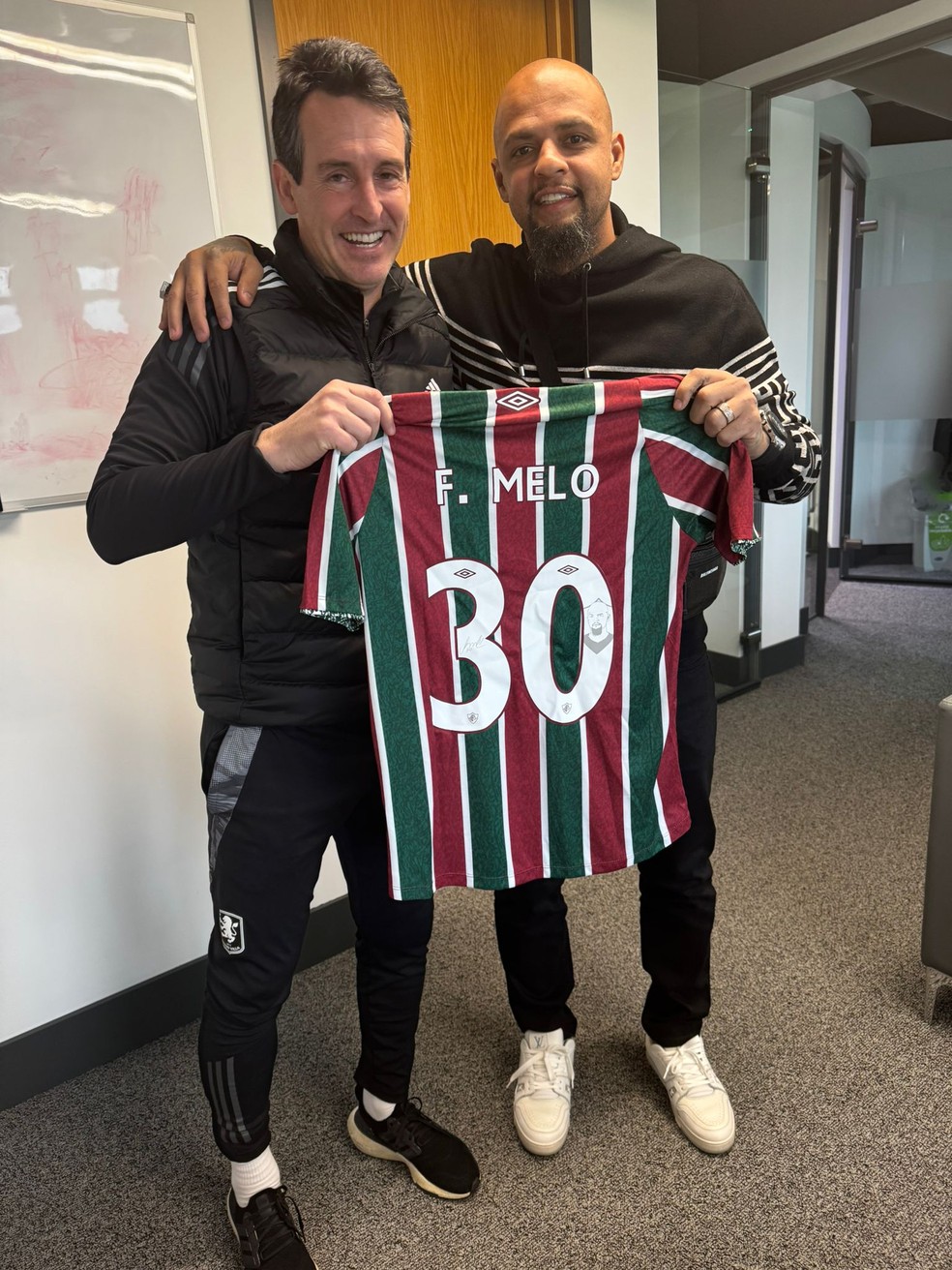 Felipe Melo presenteia Unai Emery com camisa do Fluminense e curte férias antes de definir futuro | fluminense | ge