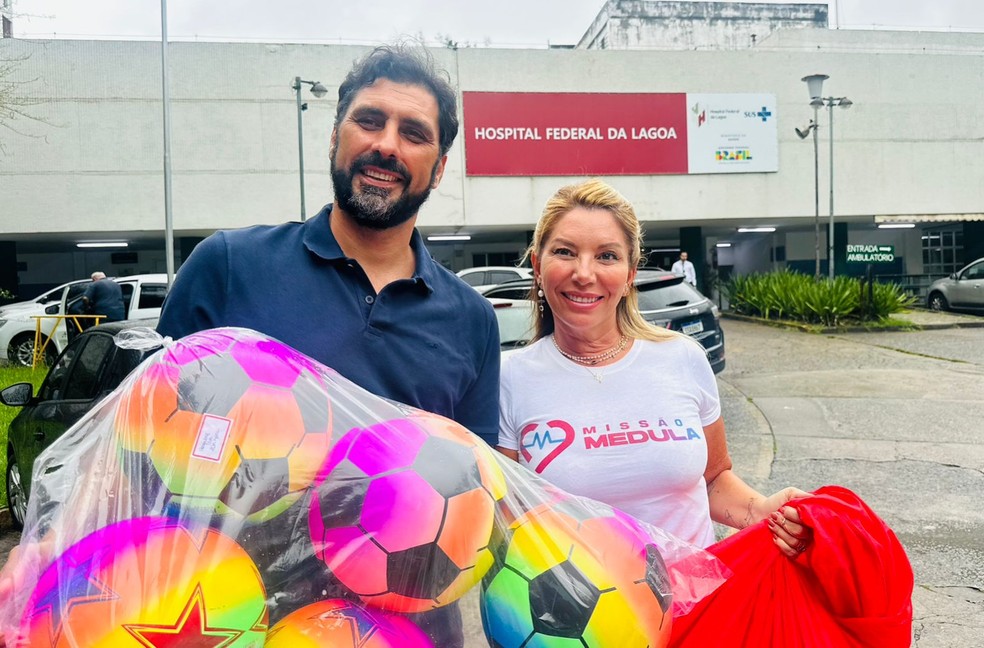 Ídolo do Flamengo, Athirson leva presentes de Natal para crianças com câncer no Rio | flamengo | ge