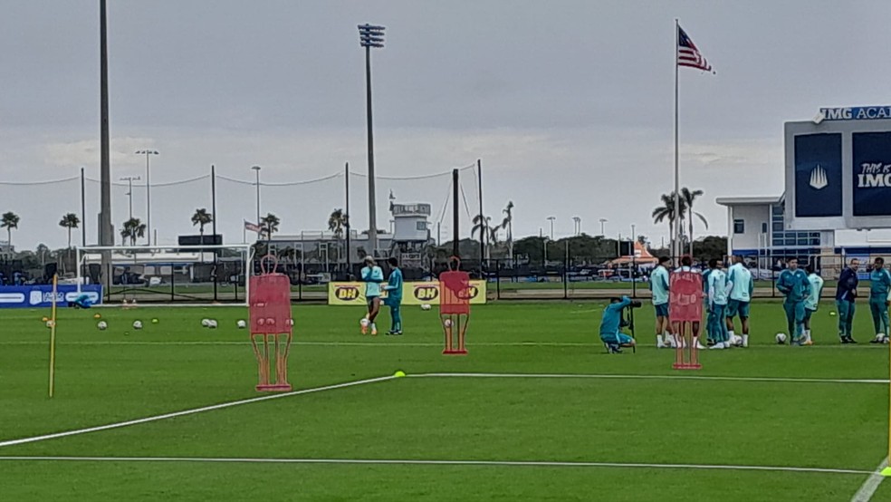 Fabrício Bruno tem primeiro treino no Cruzeiro, recebe abraço de Matheus Pereira e tem papo com Diniz | cruzeiro | ge