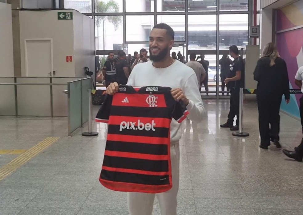 Juninho vai ao CT e assina contrato de quatro anos com o Flamengo | flamengo | ge