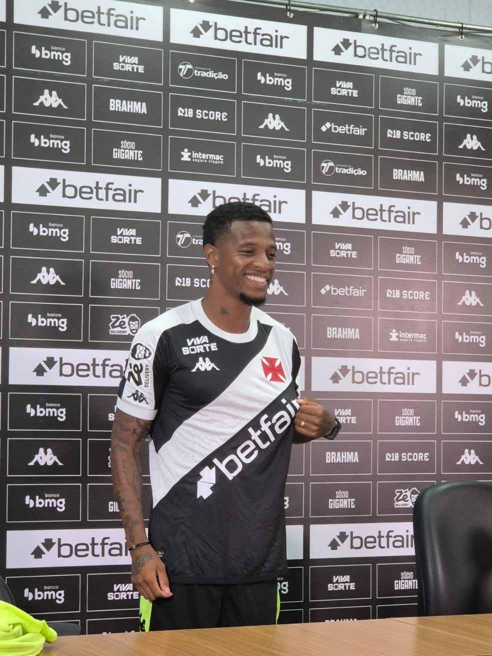 Tchê Tchê é apresentado no Vasco | vasco | ge