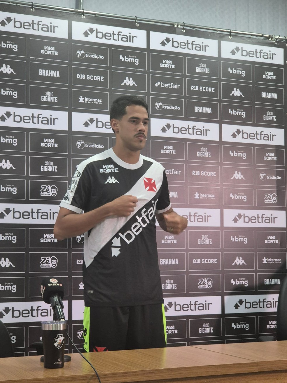 Vasco apresenta zagueiro Lucas Oliveira | vasco | ge