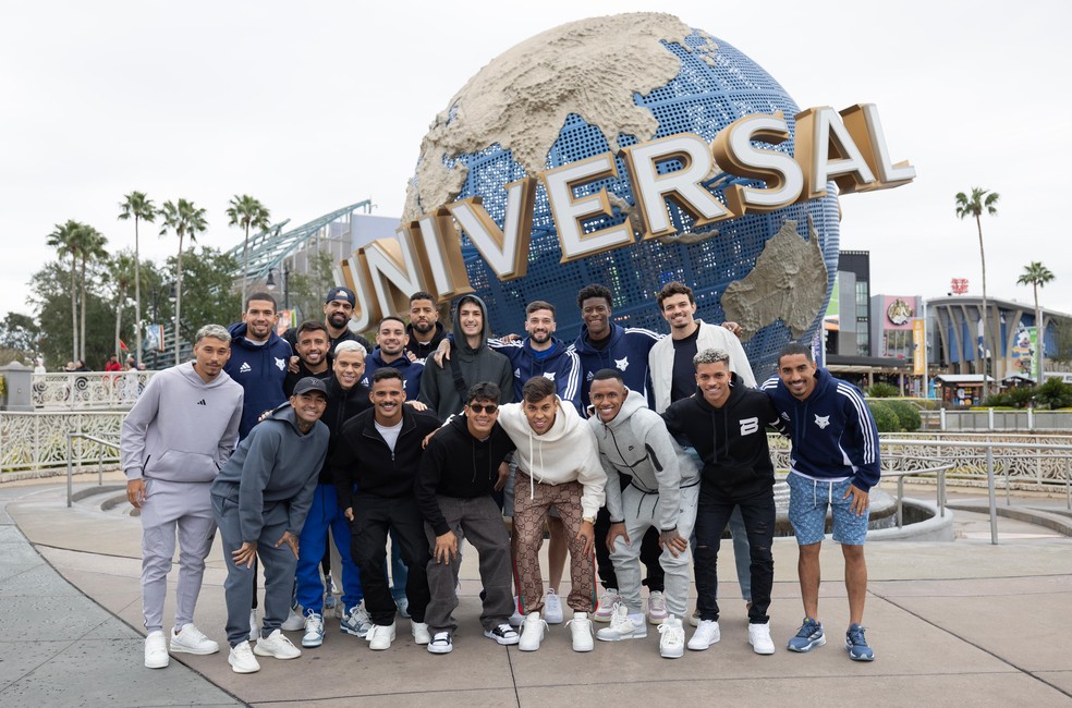 Em dia livre, jogadores do Cruzeiro passeiam por parques temáticos em Orlando | cruzeiro | ge