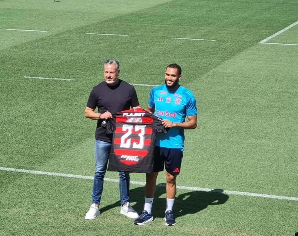 Juninho é apresentado pelo Flamengo e analisa escalação: "Acredito que me encaixo muito bem na equipe" | flamengo | ge