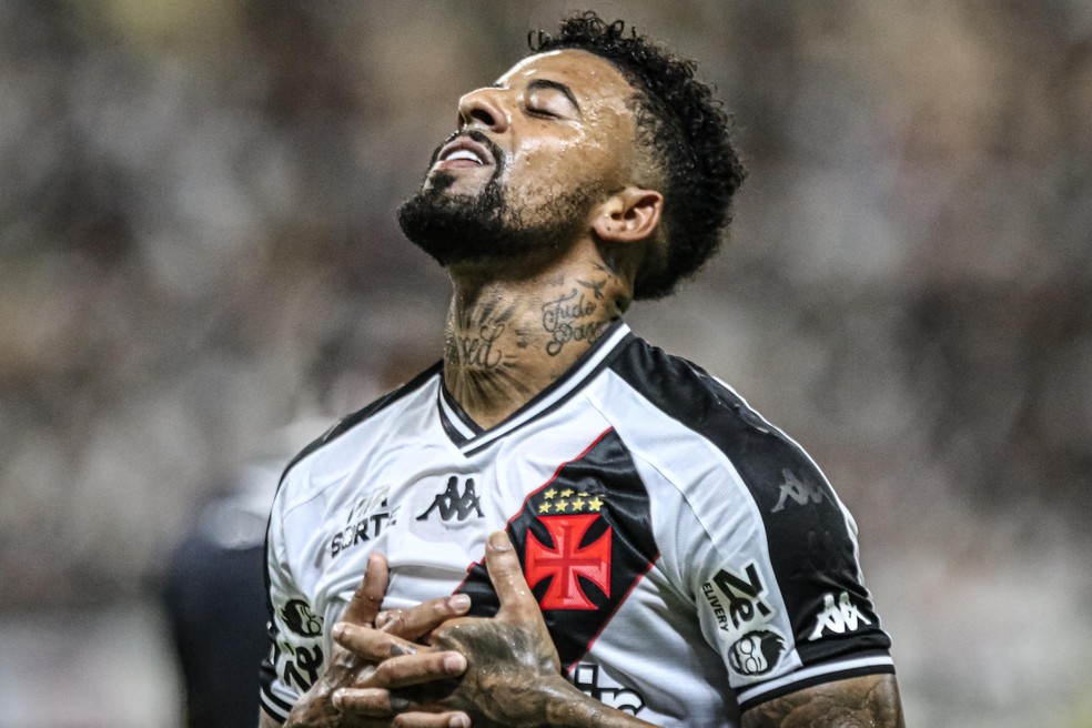 Paulinho supera grave lesão, tem atuação "estilo 2023" e volta a marcar pelo Vasco após mais de um ano | vasco | ge