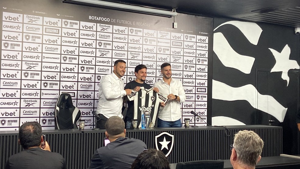 Artur é apresentado pelo Botafogo e herda a camisa 7 | botafogo | ge