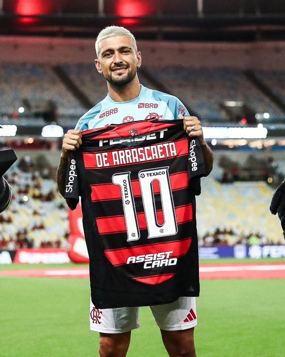 Com a benção de Zico, Arrascaeta recebe oficialmente a camisa 10 do Flamengo no Maracanã | flamengo | ge