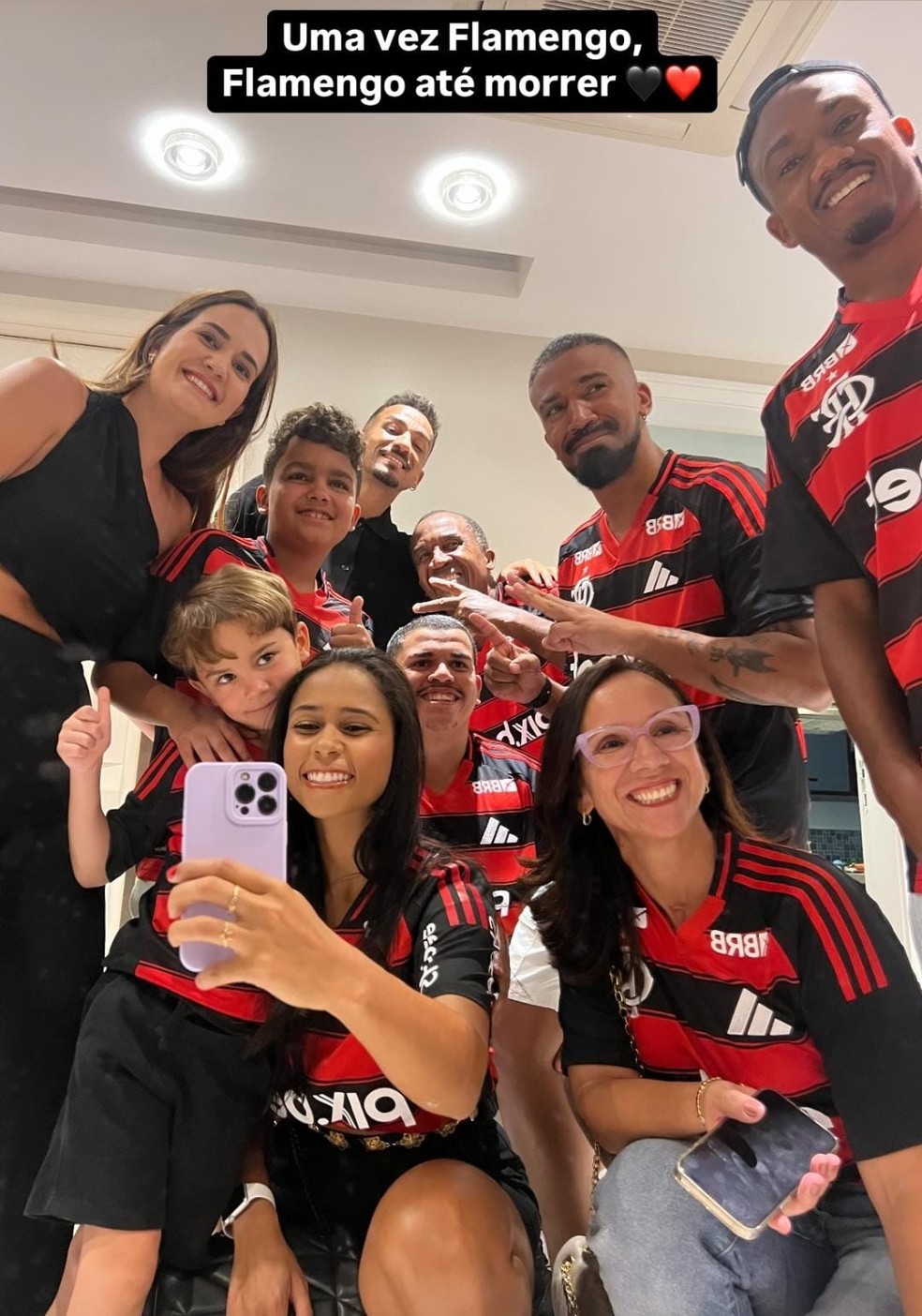 Danilo leva a família e vive dia de torcedor no Maracanã: veja reações durante a vitória do Flamengo | flamengo | ge