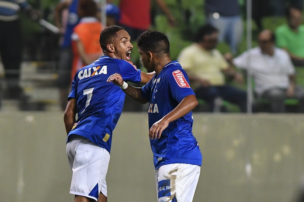 Cria do Cruzeiro, Vitinho renderá quantia ao clube com venda do Burnley ao Botafogo | cruzeiro | ge